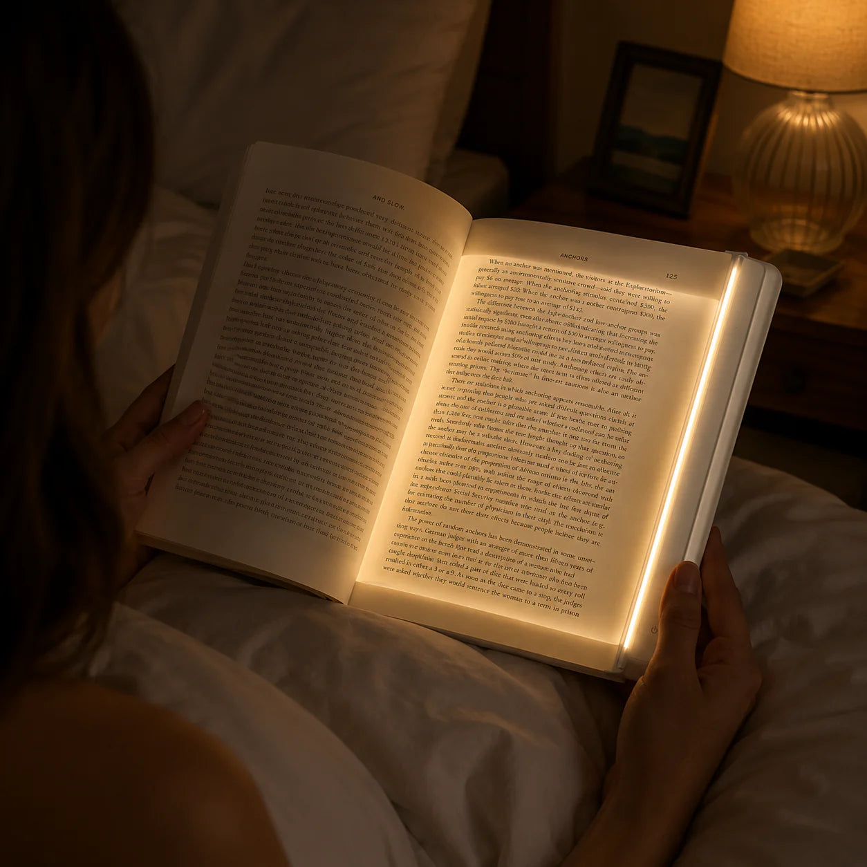 Frau liest im Bett mit Lumio