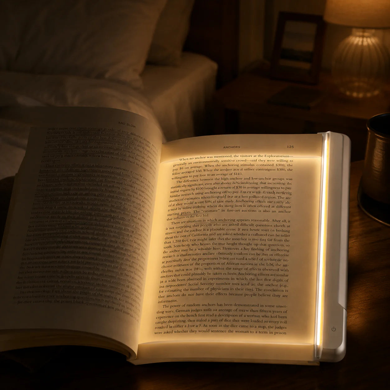 Lumio beleuchtet ein Buch auf dem Nachttisch